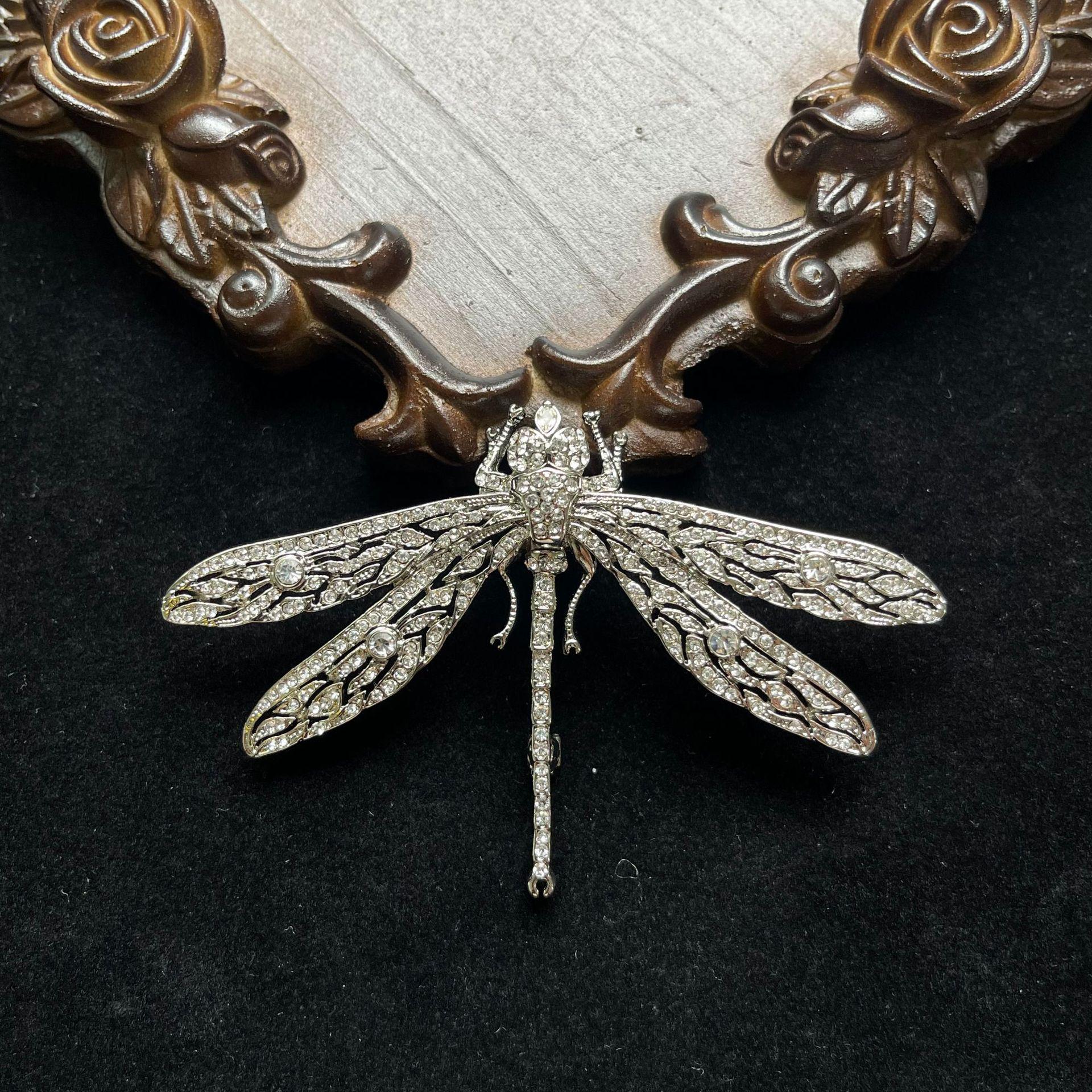

Изысканная винтажная брошь-стрекоза - универсальный аксессуар для женского пальто или костюма с бриллиантовой инкрустацией