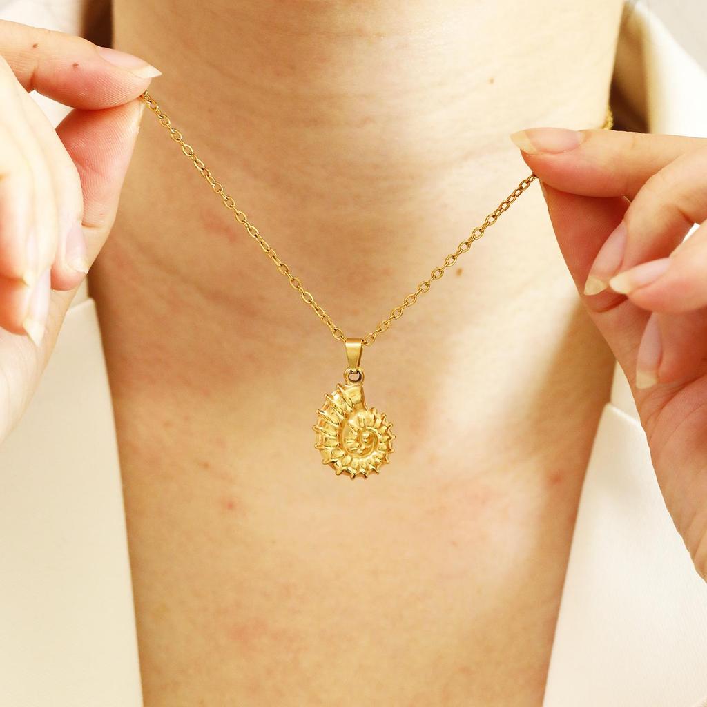 18K Gold Titanium Seashell Necklace - Ocean Life Series Clavicle Chain Pendant