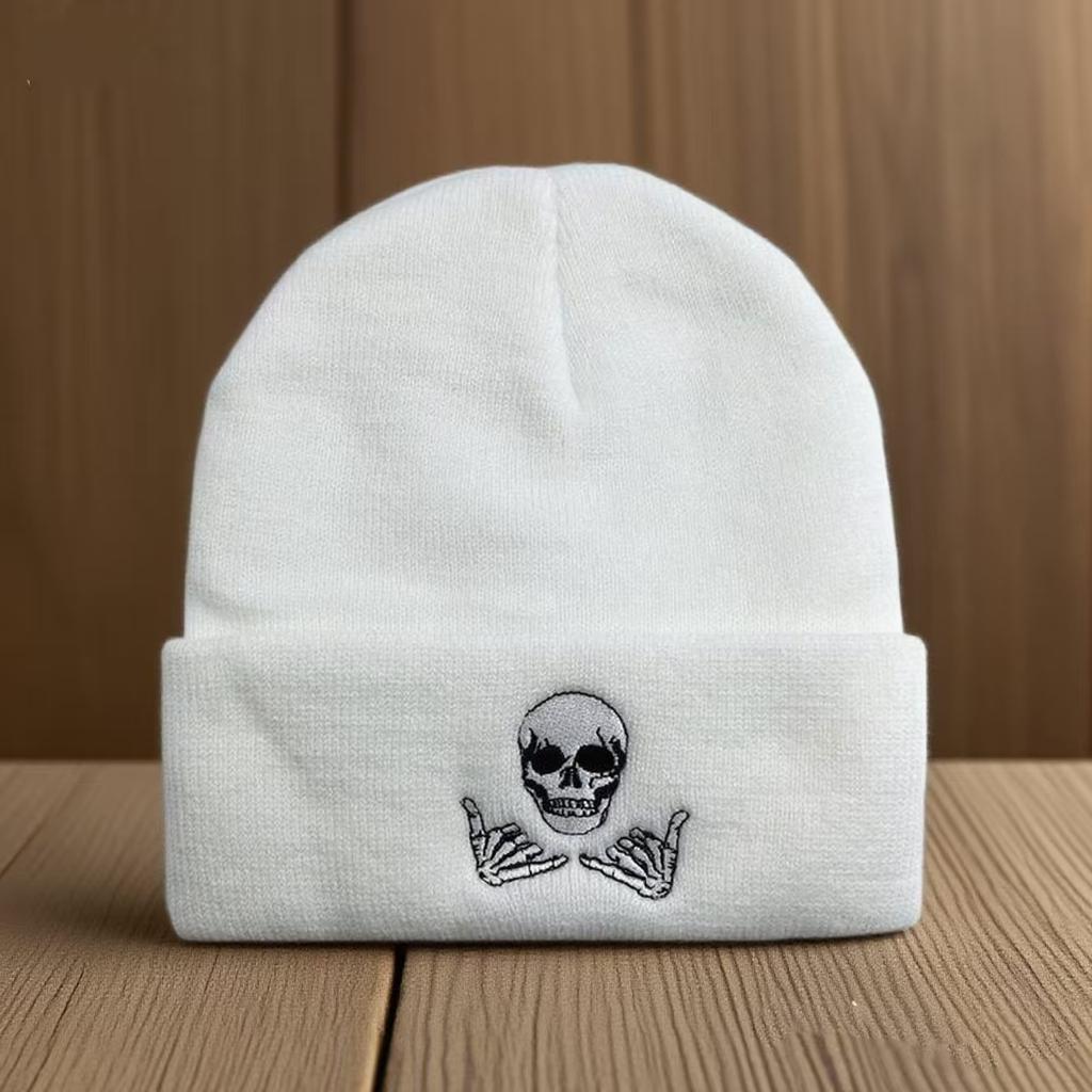 Heiß verkaufende gestrickte Mütze mit Totenkopf-Stickerei für Damen und Herren, vielseitig im Herbst und Winter, warme Strickmütze gegen Kälte, verdickte Wollmütze