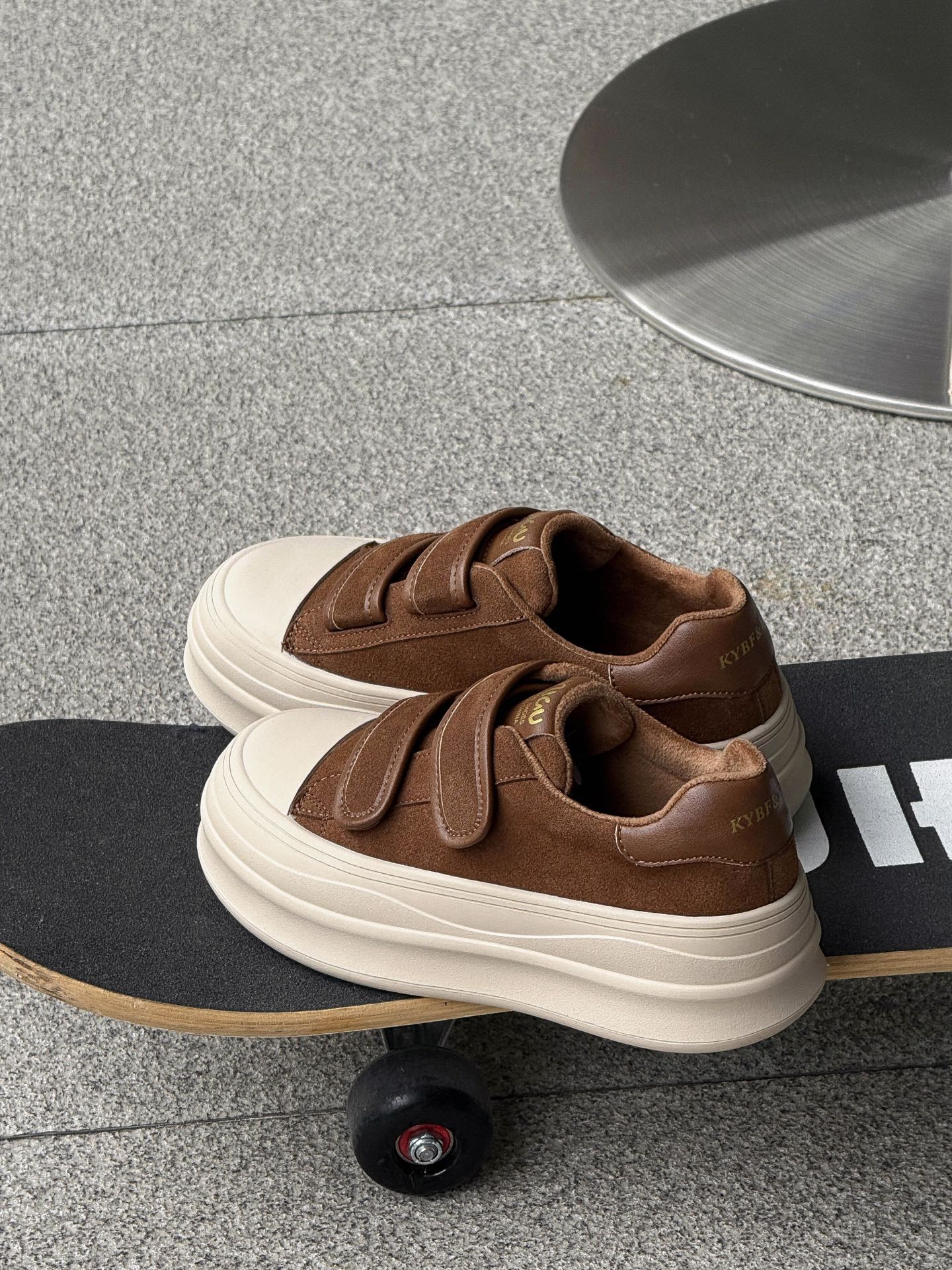 Leather velvet Velcro board shoes women s new autumn and winter thick-soled round head warm versatile sports and leisure shoes 40