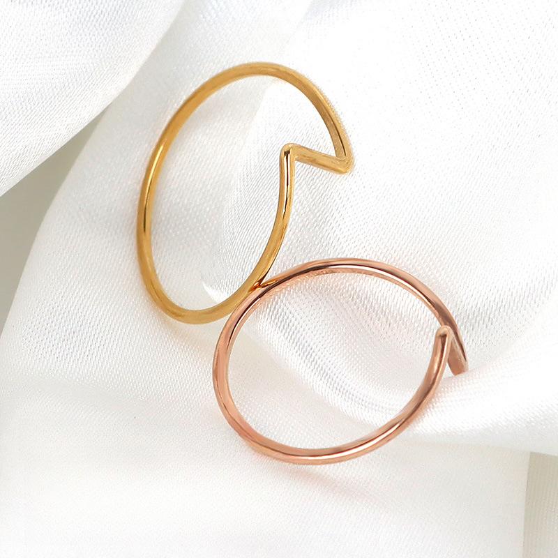 Prosty ultracienki gładki pierścionek z błyskawicą, wysokiej klasy pierścionek platerowany próżniowo, damskie akcesoria ze stali tytanowej