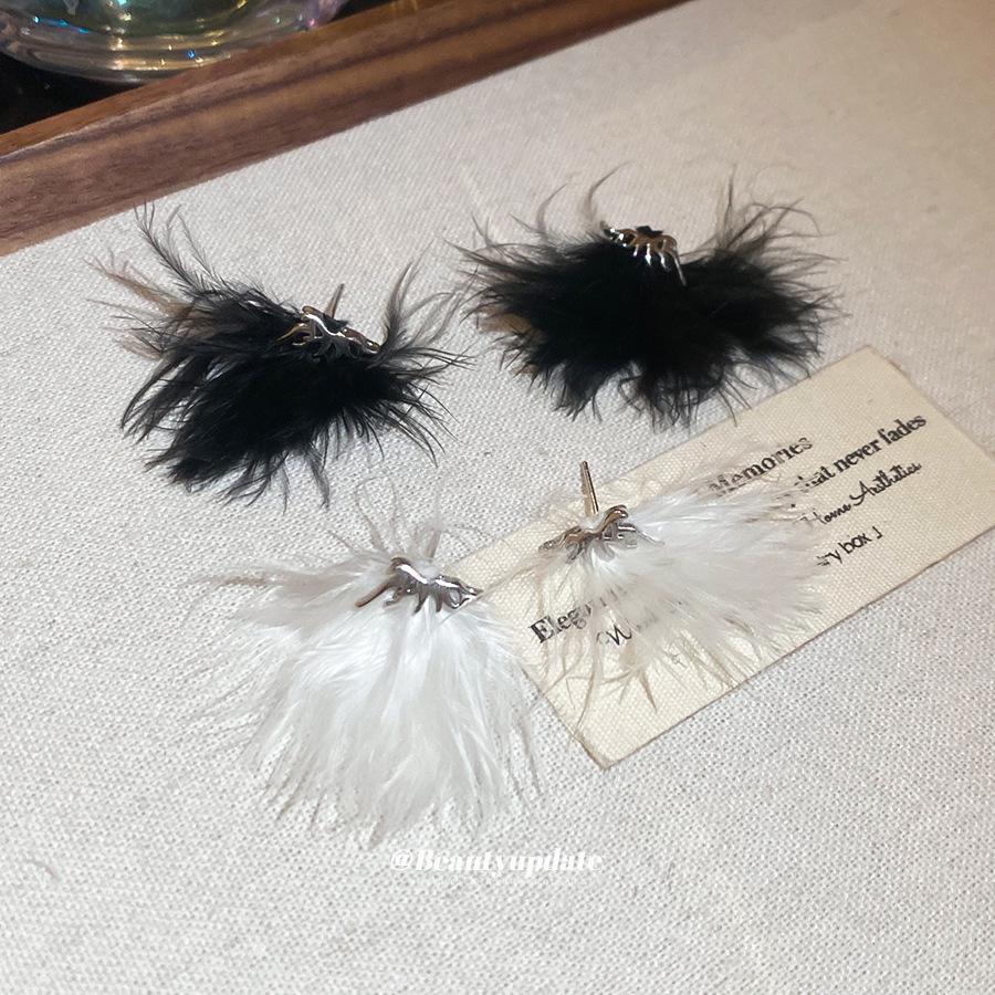 Boucles d'Oreilles Puces Pompon Plume Aiguille d'Argent - Style Mode Européen & Américain Unique Haut de Gamme pour Femmes