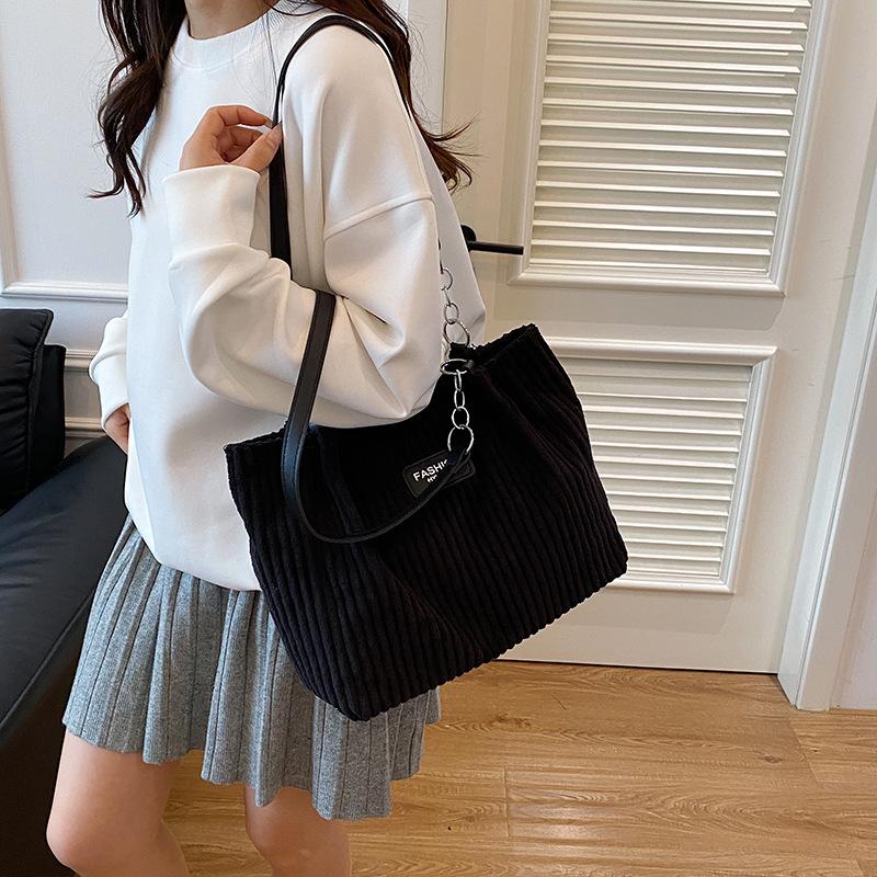 Large capacity velvet chain, underarm bag, tote bag, women's bag 2025 autumn trend, shoulder commuter bag explosion