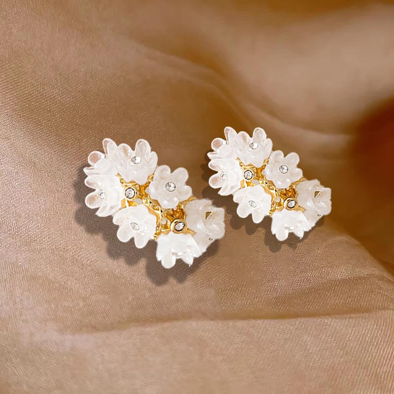 2024 French Elegance White Petal Stud Earrings - High-End, Versatile Spring/Summer Fashion