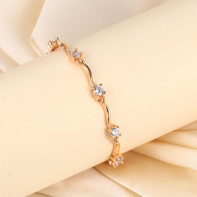 Luxury European Style Wave Rhinestone Bracelet for Women: Simple, Fashionable, and Versatile.