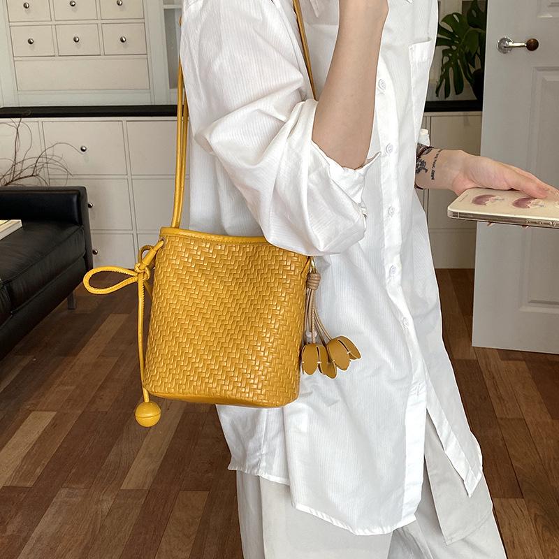 2026 Summer Women's Fashion Single Shoulder Crossbody Bucket Bag - PU Woven Texture, Phone Holder, Ideal for Vacation