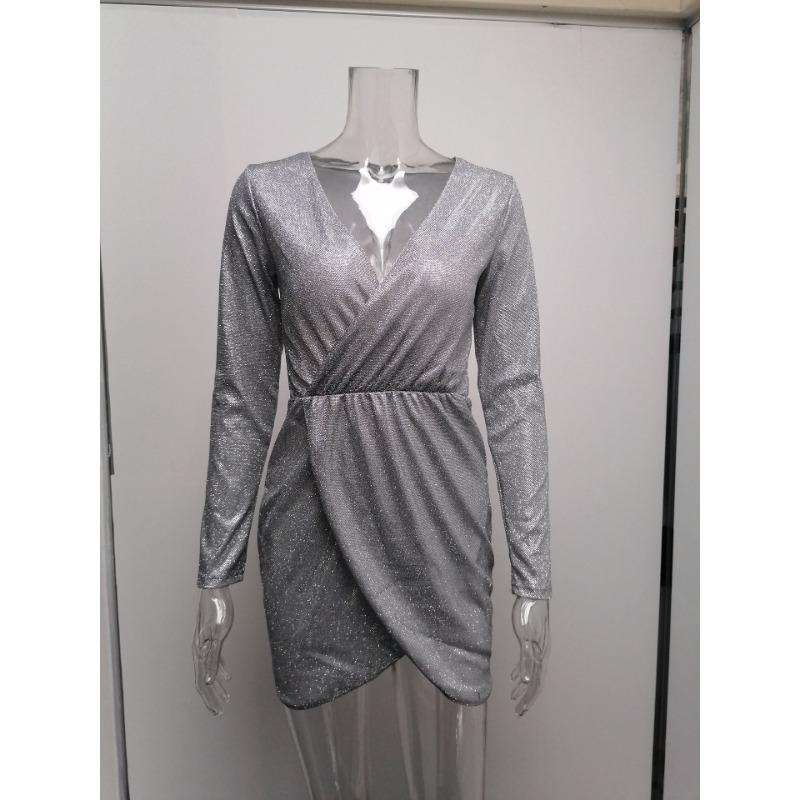 Dámské minišaty s dlouhým rukávem a výstřihem do V z korálků