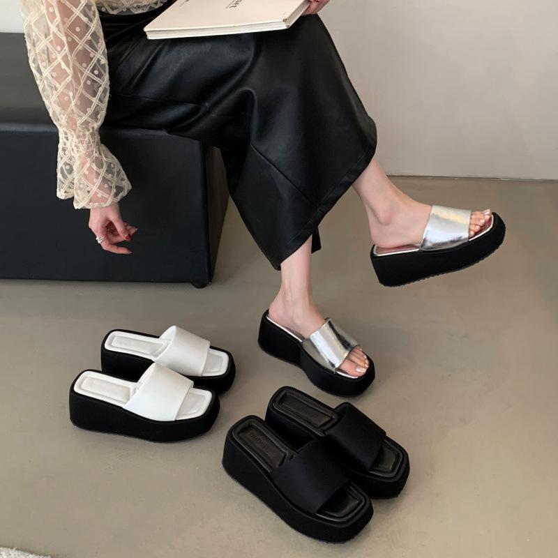 

European station slippers women s summer wear 2025 new leather thick bottom heightening British style one word square head cool slippers 39 чёрный