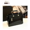 Mittlere Damen-Tragetasche in Ausführung - Crossbody-Schulterhandtasche mit Reißverschluss und Innentaschen