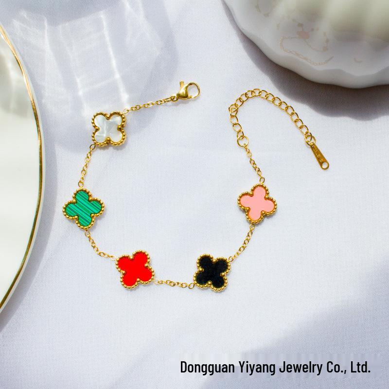 Náramek čtyřlístek, oboustranný šperk na ruku, titanová ocel tónovaná 18K zlatem, dlouhotrvající barva, všestranný šperk.