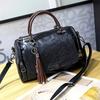 Borsa a mano con decorazione a nappa, Borsa a spalla da donna di grande capacità, Borsa a tracolla alla moda con cerniera e tracolla rimovibile
