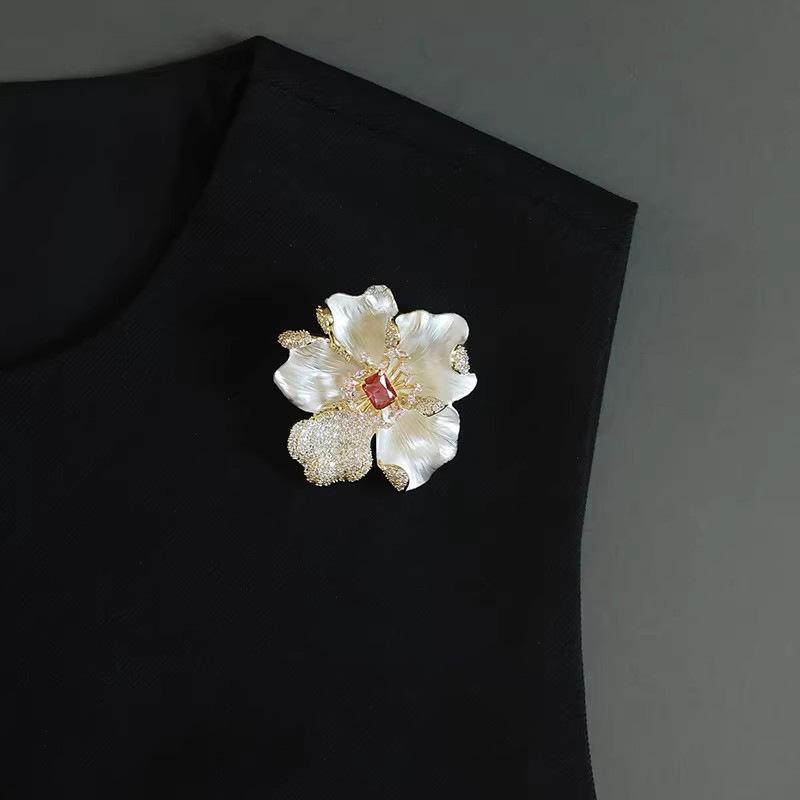 Fashion Retro Alloy Flower With Pearl Brooch Chest Flower Corsage Pearl Accessories Pin