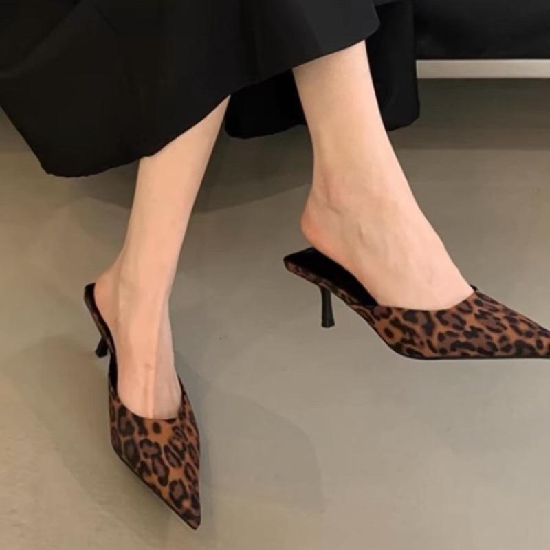 2025 Neuer Sommer Schlichte Spitz zulaufende Damen High Heels Hausschuhe Mode Dünne Party Pumps Mules Schlupfschuhe Luxus Damen Klappschuhe