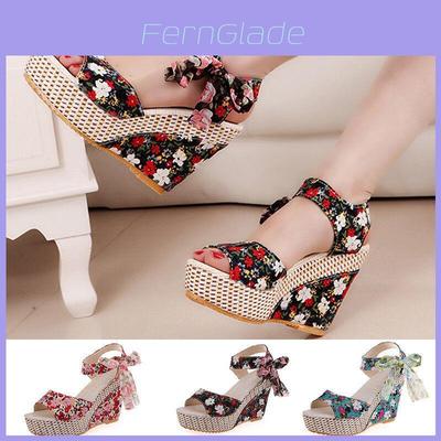 Hochwertige Damen Boho Sandalen für den Strand mit floralen Keilabsätzen für den Sommer