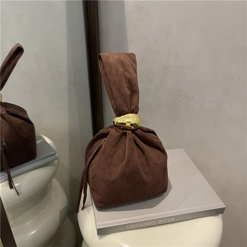 

2025 new retro pleated foreign style niche design textured portable small bag women s autumn and winter fashion bucket bag