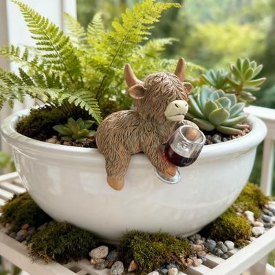 Drinking Highland Cow Figurine Holding Wine Beer Cup Highland Cattle Statue Resin Animal Sculpture Outdoor Garden Flower Pot Hugger Ornament