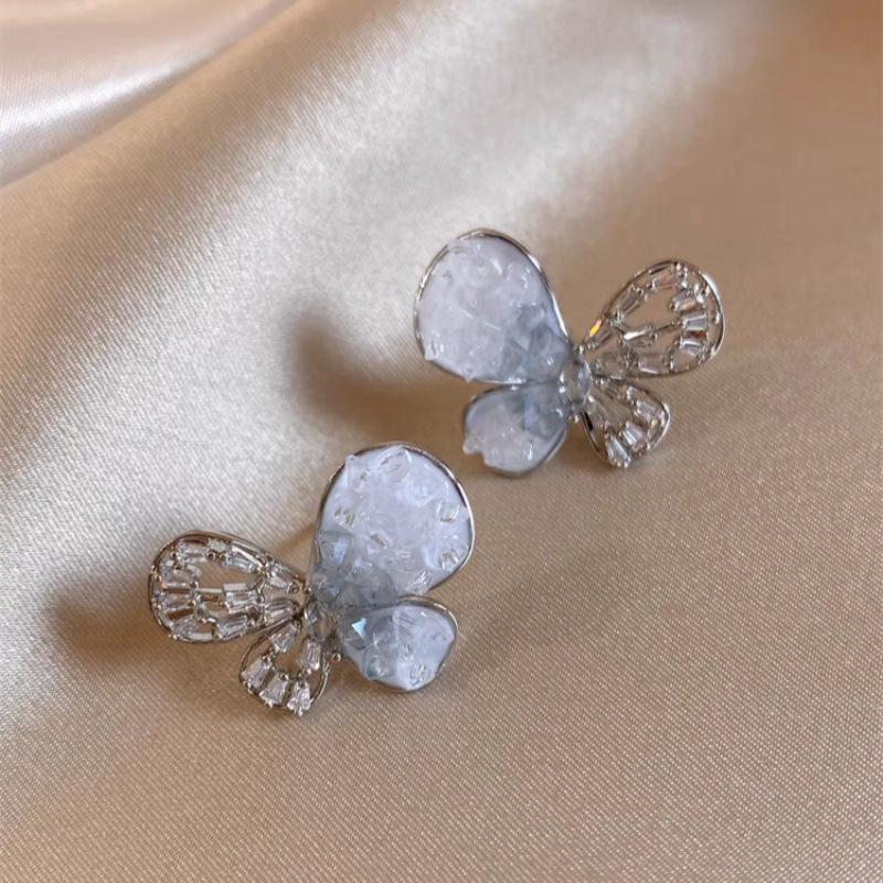 Wind fashion versatile stud earrings women's hot-selling high-end temperament trendy earrings street stall night market explosion