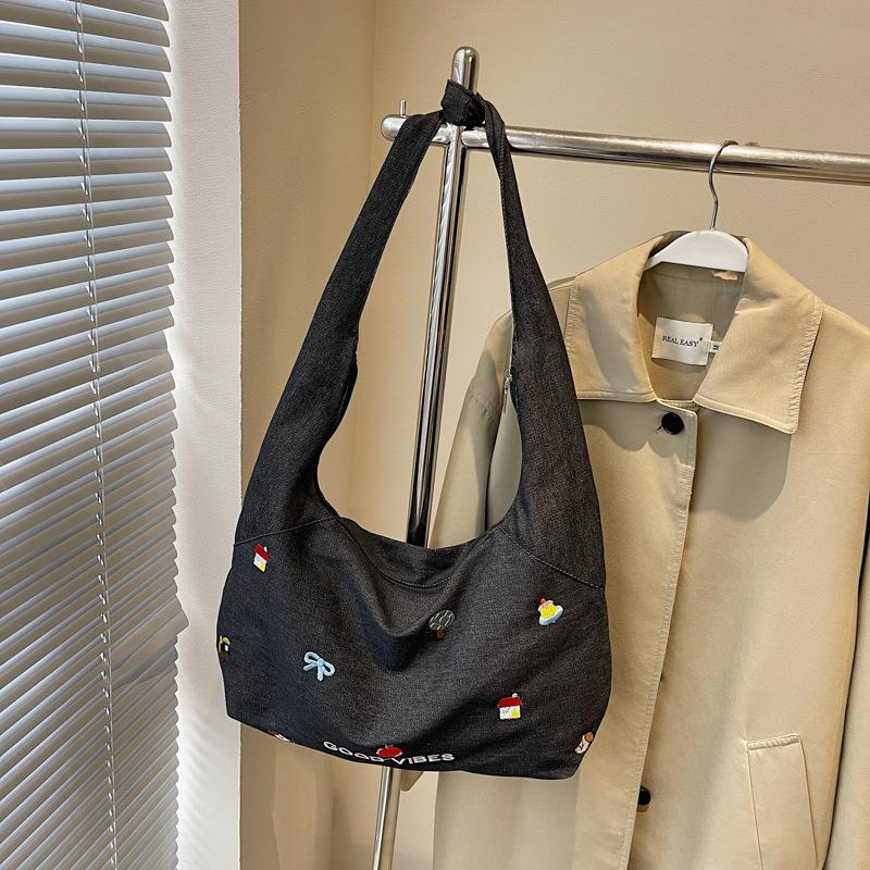 

2025 new casual foreign style messenger bag bag women s fashion personality spring shoulder tote bag ins simple cloth bag