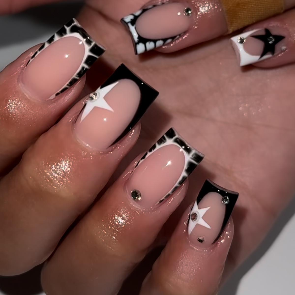 

24 шт. Блискучі французькі накладні нігті, прості чорні зірки з кольоровими стразами, середні квадратні накладні нігті, нігті в стилі інс