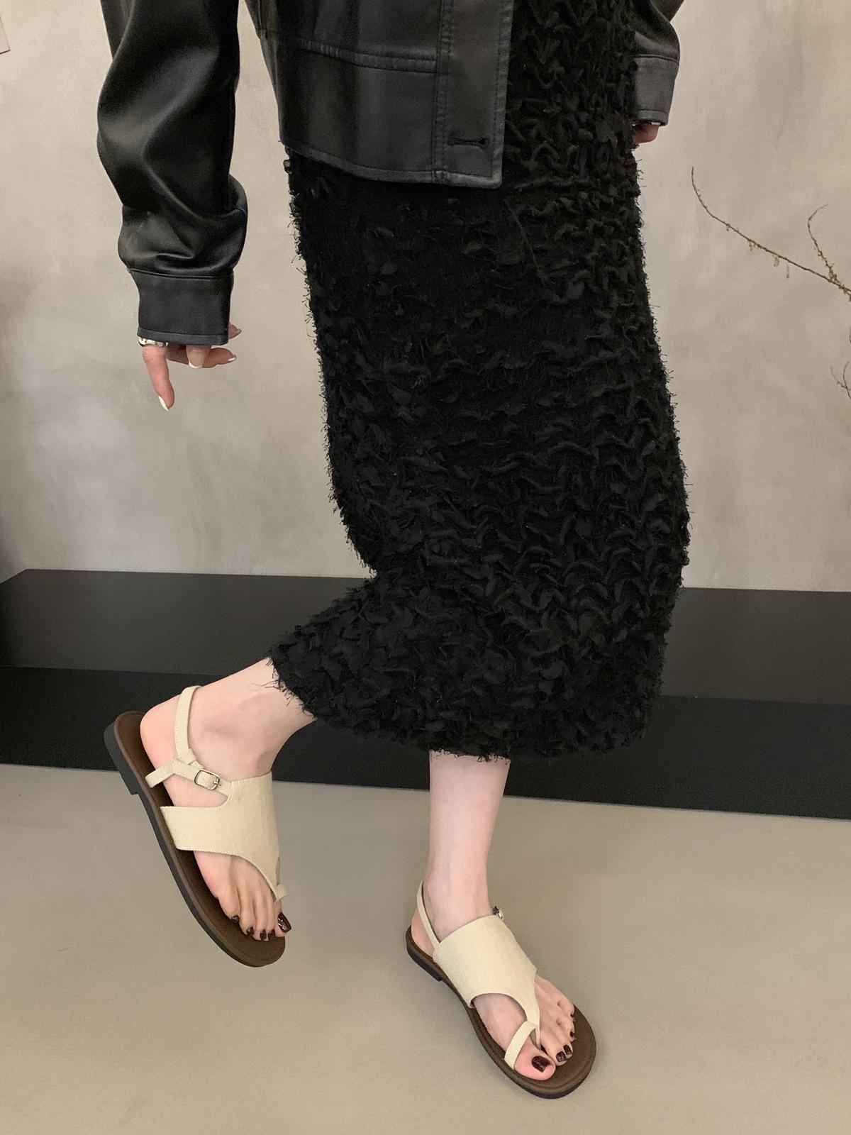 

French flat-bottomed retro-toed sandals women s 2025 new summer vacation wind seaside beach casual Roman shoes 40