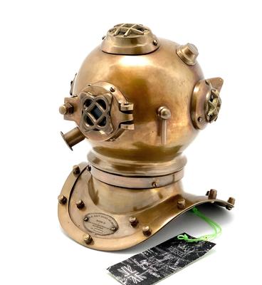 Casco de buceo de latón Mark V de la Marina de los EE. UU. con diseño antiguo. Hermoso casco de buceo de diseño antiguo.