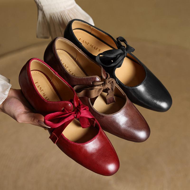 New Women's Casual Low-heeled Small Leather Shoes, Black Foot Cover and One Pedal, Square-heeled Low-top Beef Tendon Soft-soled Women's Single Shoes.