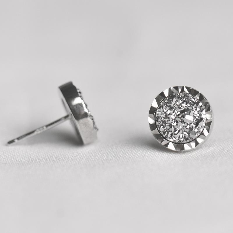 

Original Agate Inlaid Silver Stud Earrings with Diamond Shine - White Gold Plated, Simple Versatile Design for Men and Women