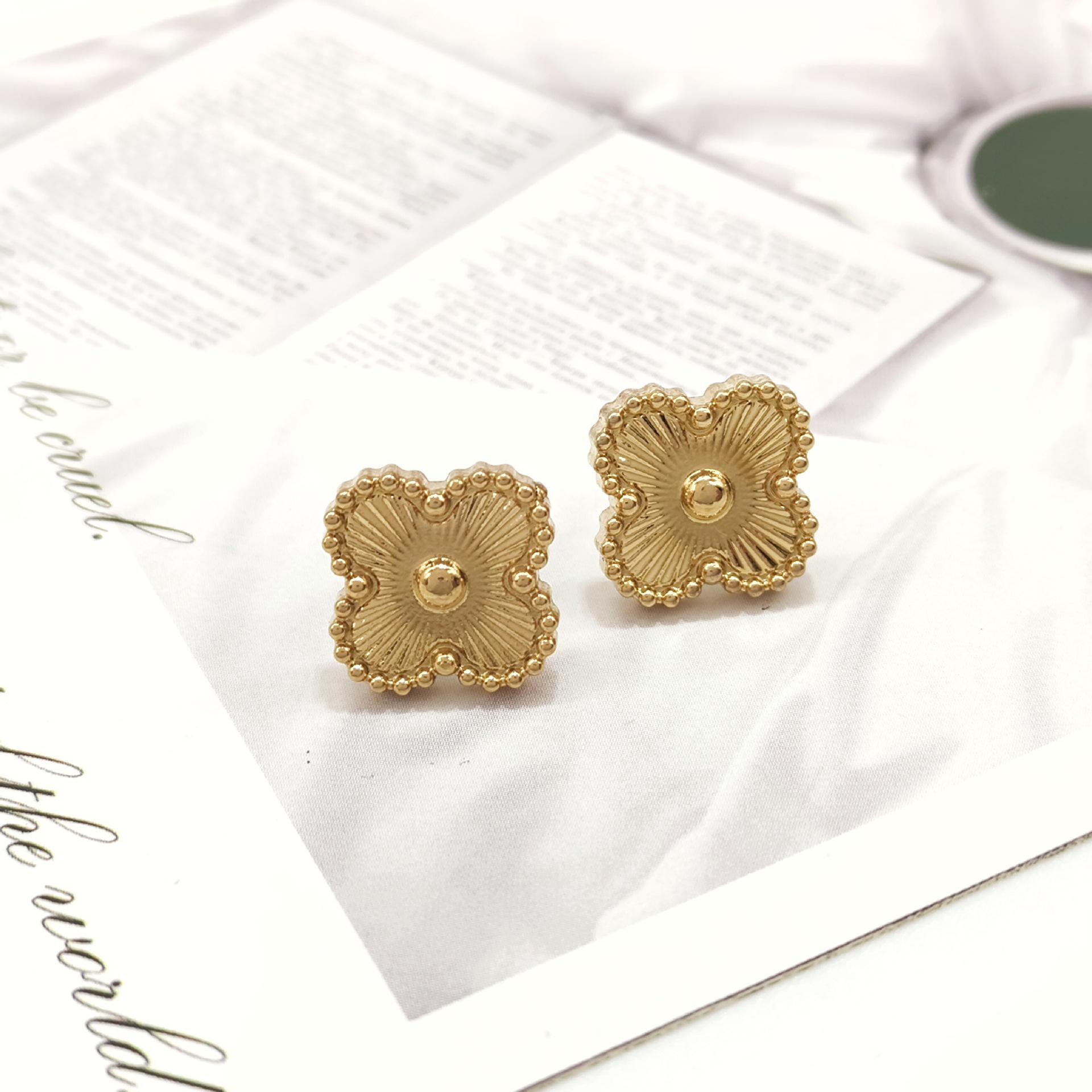 

Серьги-пусеты Счастливый клевер с позолотой и перламутром - Дизайн Четыре лепестка , Нержавеющая сталь, Элегантные и универсальные для женщин.