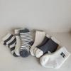 Sporty Beige Grey Color Young Kids Sock for Boy Fashion Striped Letter R Calf Sock for Toddler Spring Autumn Soft Terry Sock