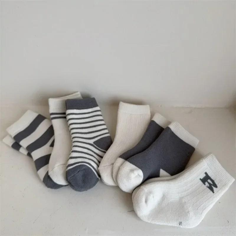 Sporty Beige Grey Color Young Kids Sock for Boy Fashion Striped Letter R Calf Sock for Toddler Spring Autumn Soft Terry Sock