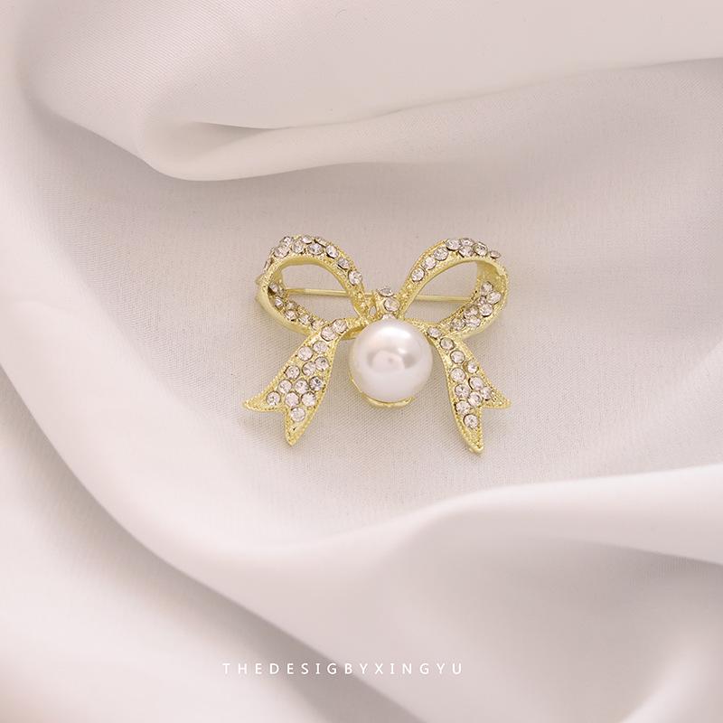 Broche Elegante de Pérola Dourada e Espiga de Trigo: Acessório Versátil e de Alta Qualidade para Mulheres