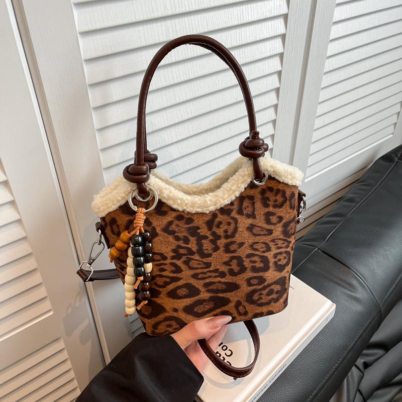 

Винтажная матовая коричневая маленькая сумка Maillard женская 2025 новая осенне-зимняя универсальная сумка-мессенджер портативная сумка-ведро цветной печати леопарда