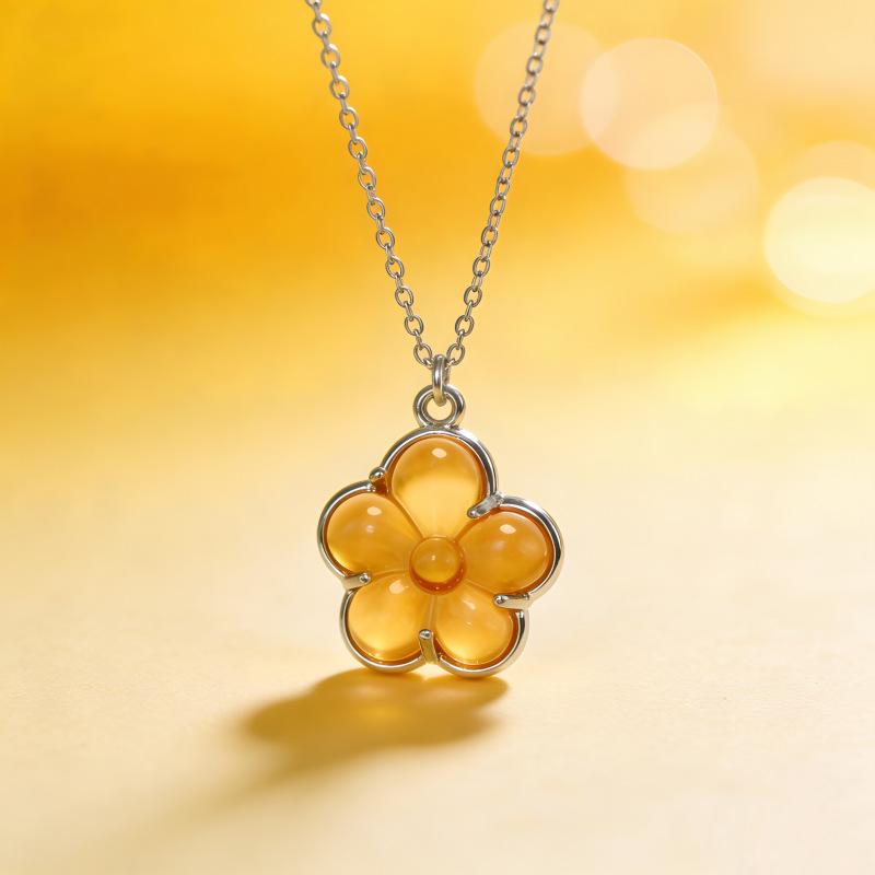 Four-Leaf Clover Glass Flower Necklace - Elegant Light Luxury Clavicle Chain for Women шампанского