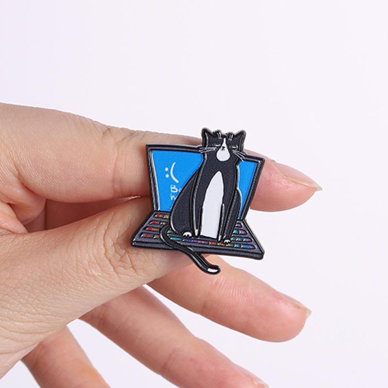 Funny Cow Cat Enamel Pin Blue Screen System Crash Laptop Computer Animal Brooch Lapel Badge Jewelry Gift for Friends Programmer