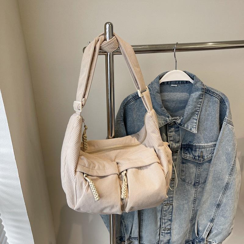 Fashion commuter large capacity shoulder messenger bag women's new casual fashion tote bag Korean version armpit bag