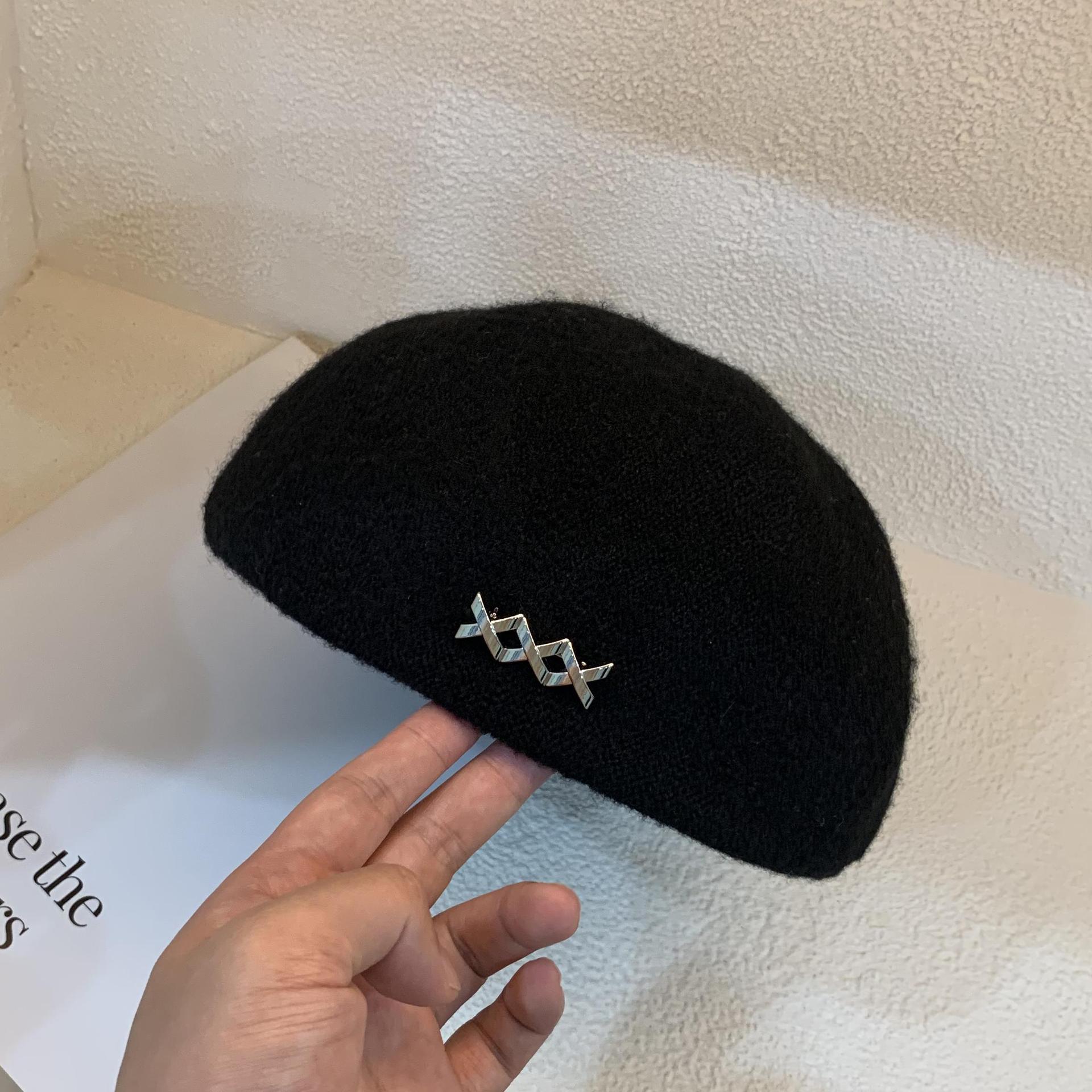 

Autumn and winter beret female breathable face small wear forward hat big head circumference black hat tide M（56-58cm） чорний