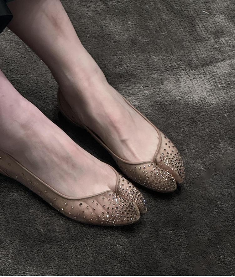 

Высокая мода 2025 новые туфли на красной подошве CL совместные M6 magila таби с раздвоенным носком красные маленькие кожаные туфли овечьи и свиные копытца 34 абрикосовый