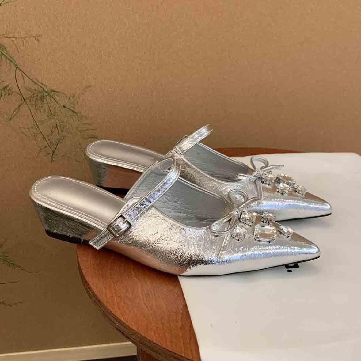 

Красивые туфли-полусапожки с бантом, женская летняя обувь, остроносые туфли, сандалии со стразами, на танкетке, туфли-лодочки 40 серебряный