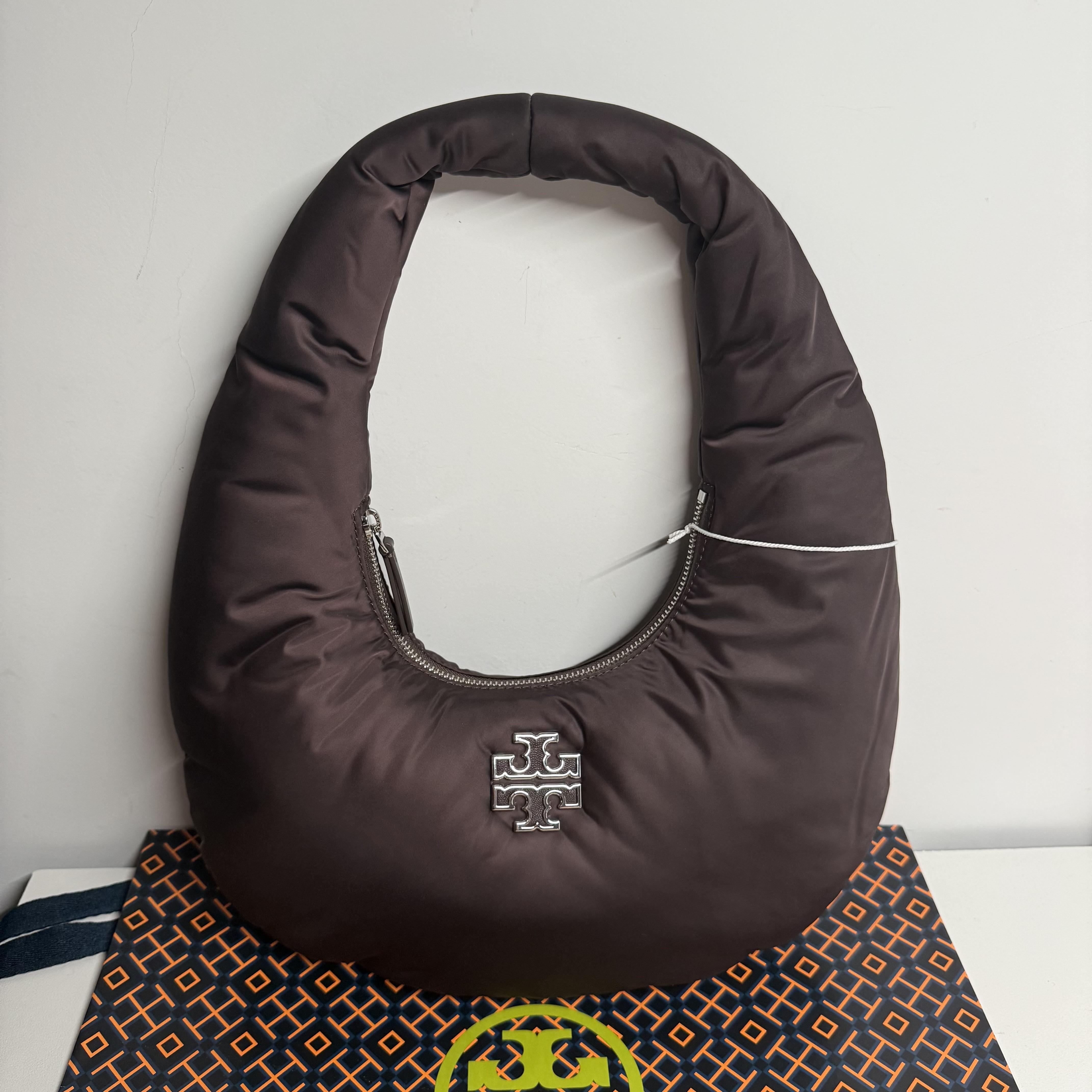 [Pre-Owned] Britten Metallic Logo Pleated Design Nylon Cloud Moon Bag - Unused #1V1115W ONE SIZE