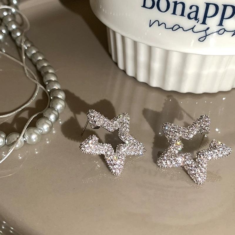 

Туманный сад: Французские металлические серьги-цветы с бабочками - Элегантный, роскошный дизайн