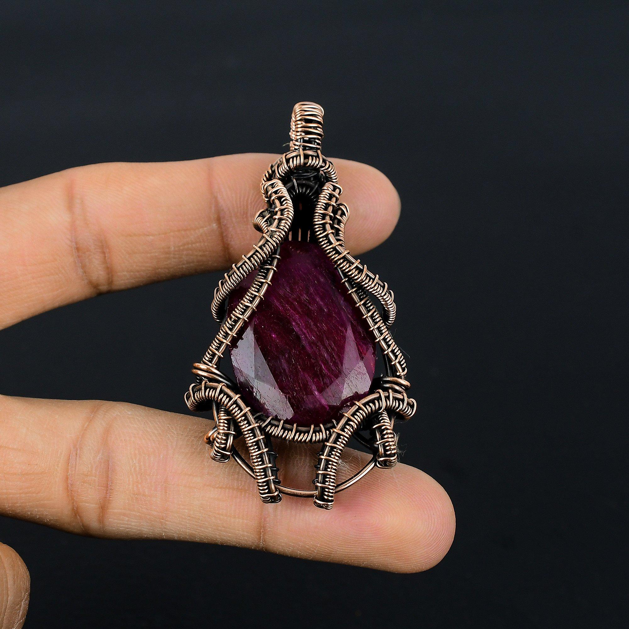 

Рубиновый кулон Ювелирные изделия из драгоценных камней, Кулон ручной работы, обернутый медной проволокой 999 пробы, Ювелирные изделия новейшего дизайна 2.55 Inches