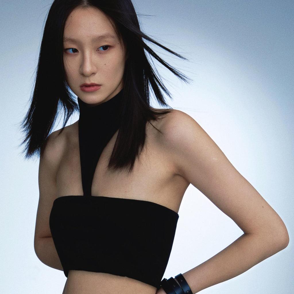 Dámská sportovní podprsenka na jógu s kulatým výstřihem a vycpávkami - Stylová, podpůrná a módní pro fitness