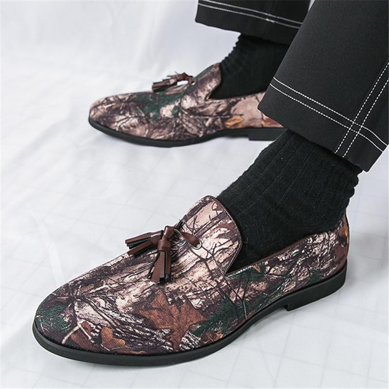 Mode Britische Retro Slipper Neue Herren Spitzschuhe mit Quasten Lederschuhe Männliche Designer Formell Hochzeit Abschlussballkleid Heimkehrschuhe