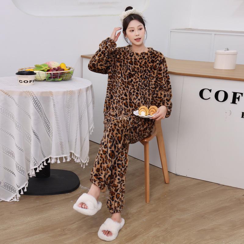 Dámská útulná pyžamová souprava z korálového fleecu s leopardím potiskem - Plus samet, šetrná k pokožce, podzim/zima