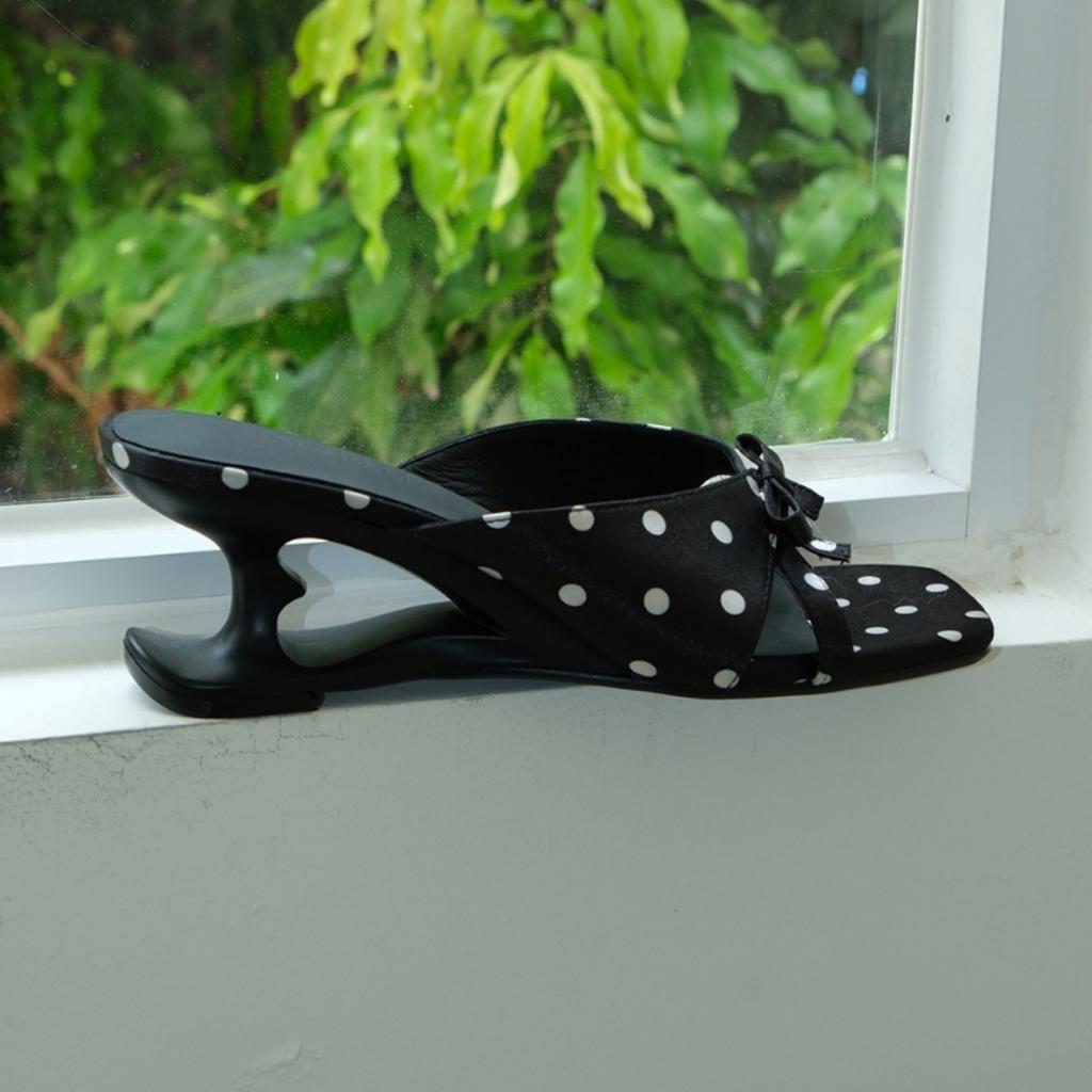 [Spot] Original design niche retro handmade minimalist bow polka dot special-shaped high-heeled sandals women