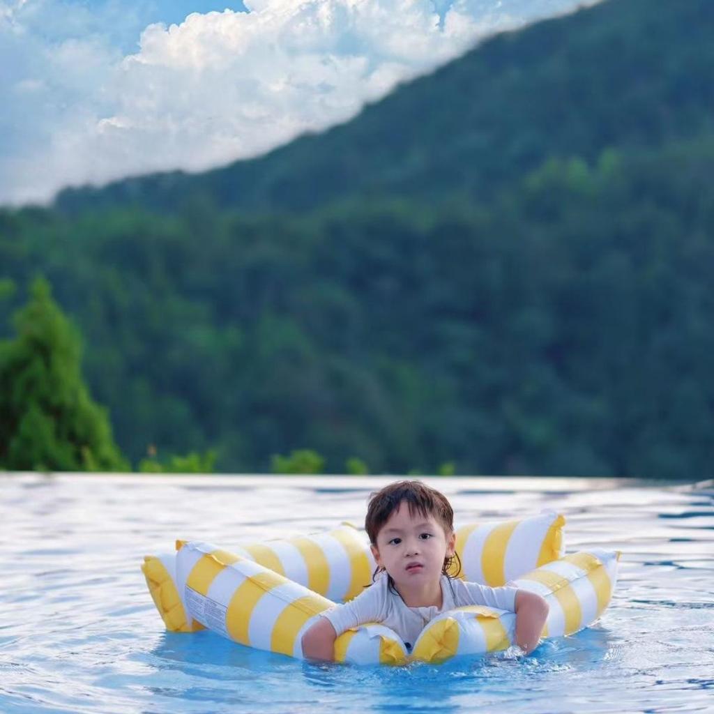 Inflatable Stripe Mesh Floating Bed - Foldable Seaside Lounger