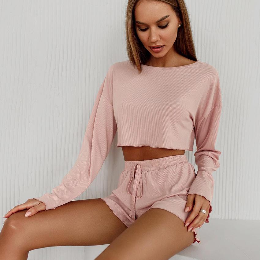 Completo due pezzi da donna per il tempo libero: top corto a coste in maglia morbida e traspirante e pantaloncini a maniche lunghe