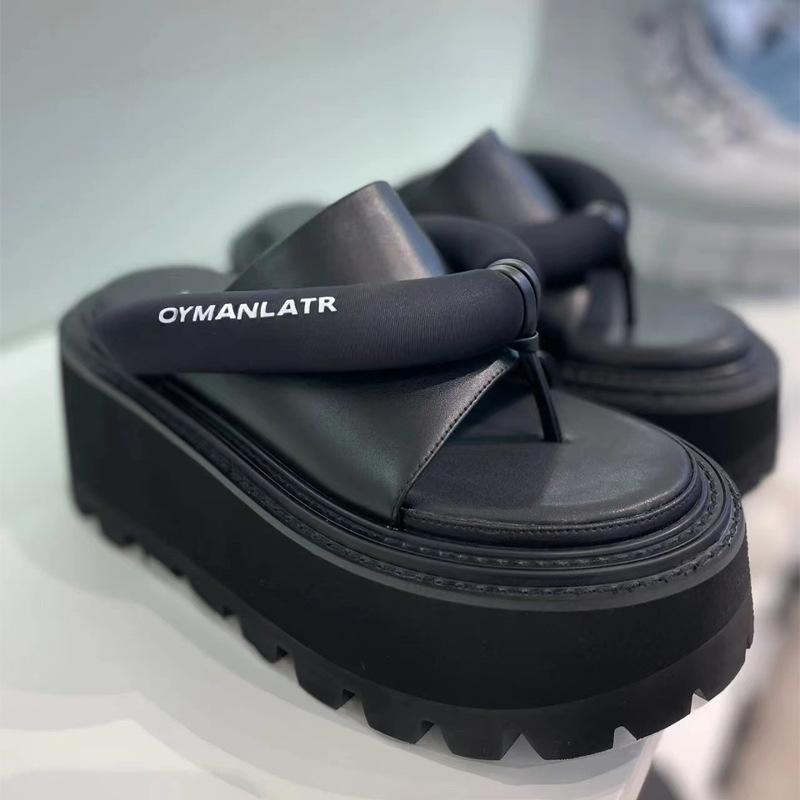 [Spot] Wang Feifei has the same thick-bottomed muffin flip-flops, leather sports foot pinch, non-slip, simple outer slippers.