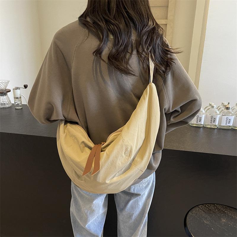 Casual dumpling bag autumn new trend fashion shoulder bag simple messenger big bag dumpling bag tide