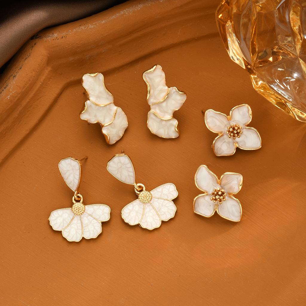 Vintage Floral Design Stud Earring Set for Women French Ins Beige Romantic Earring Trendy Korean Elegant Daily Wear Jewelry Gift